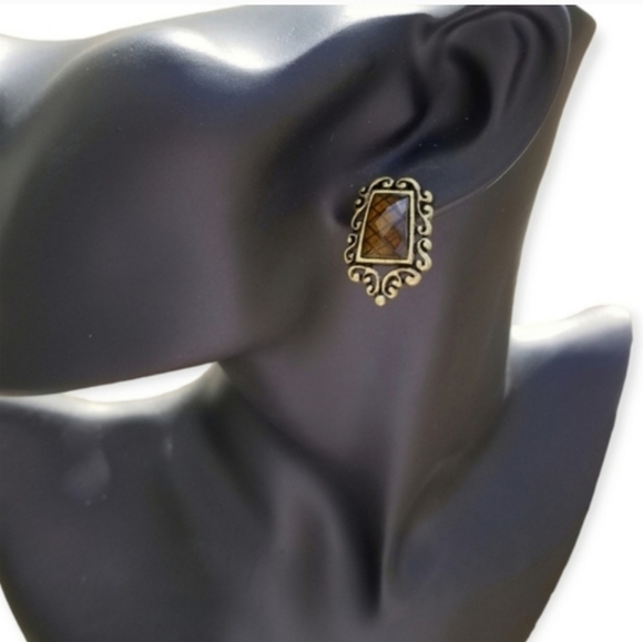 ANTIQUED BRASS & AMBER COLORED FILIGREE DESIGN EARRINGS - Picture 2 of 5